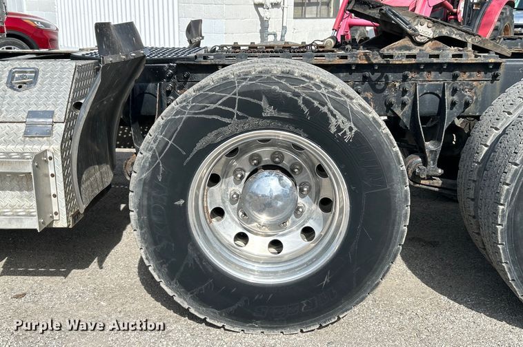 image for item EK4288 2004 International 9400i  semi truck