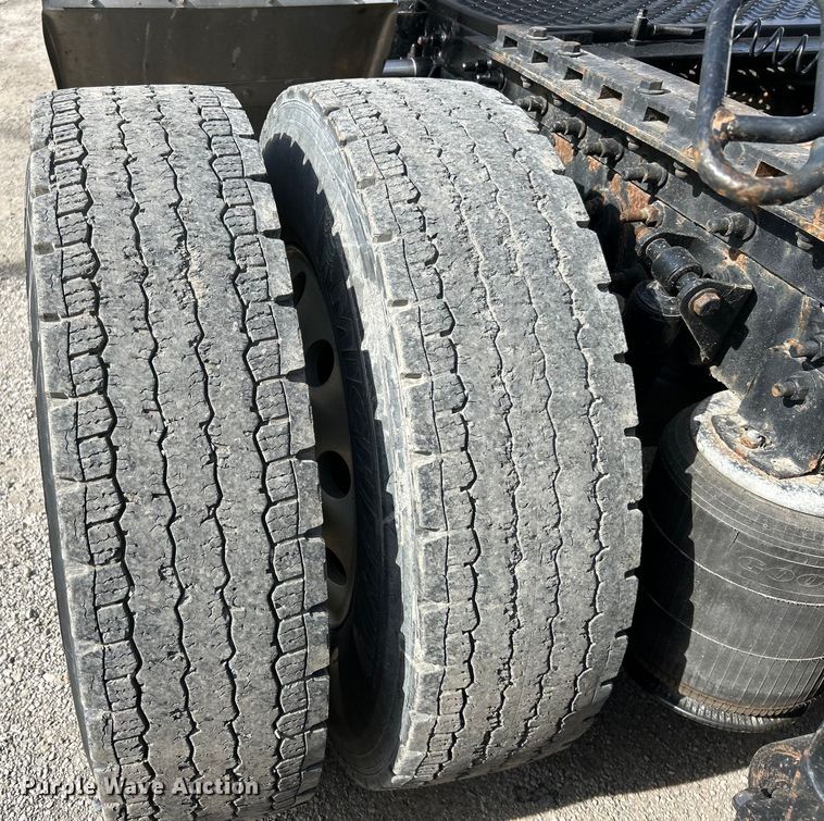 image for item EK4288 2004 International 9400i  semi truck