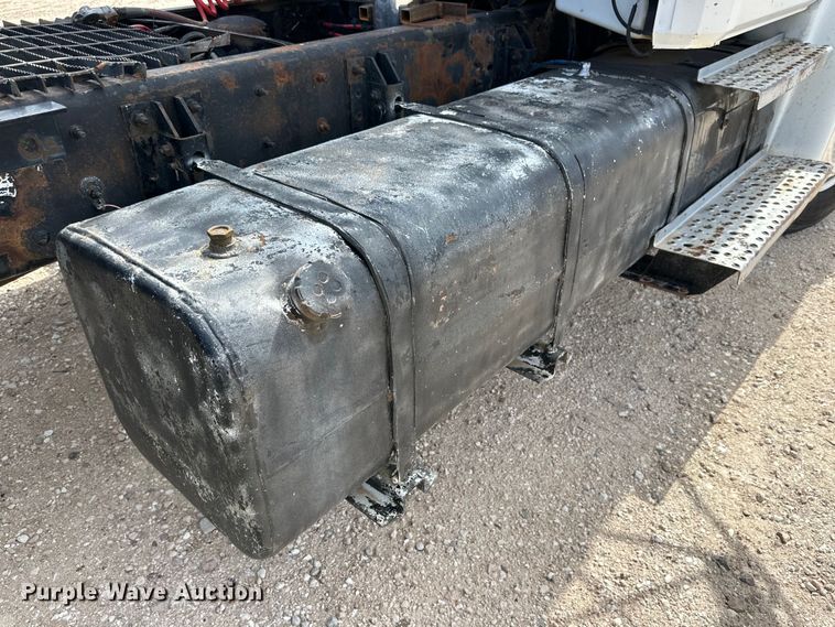 image for item IB9359 1999 Freightliner FL80 semi truck