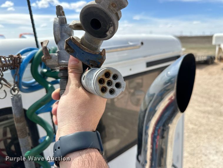 image for item IB9359 1999 Freightliner FL80 semi truck