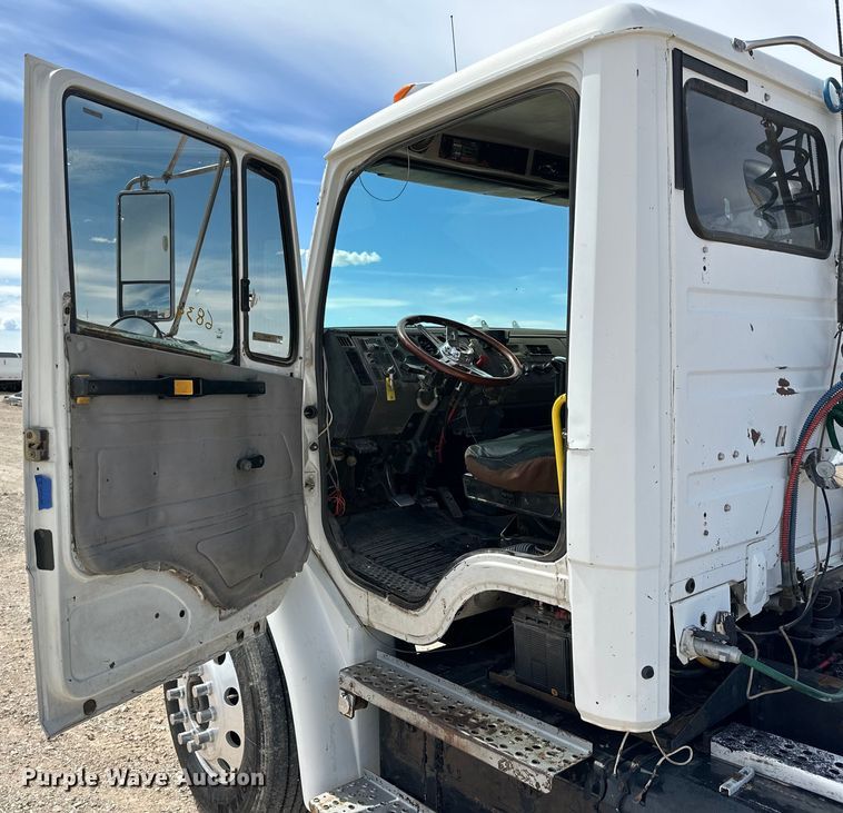 image for item IB9359 1999 Freightliner FL80 semi truck