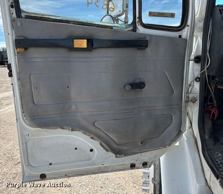 image for item IB9359 1999 Freightliner FL80 semi truck