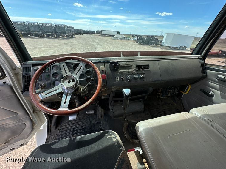 image for item IB9359 1999 Freightliner FL80 semi truck