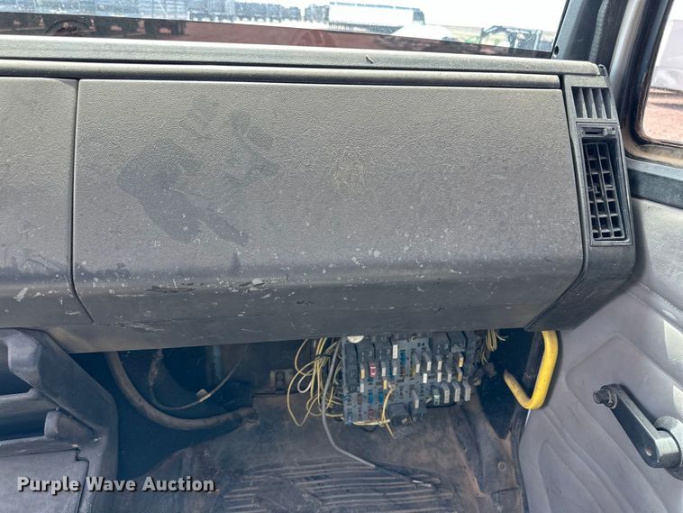 image for item IB9359 1999 Freightliner FL80 semi truck