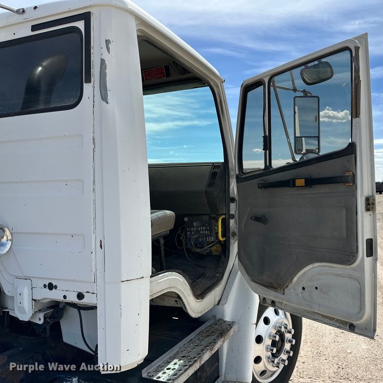 image for item IB9359 1999 Freightliner FL80 semi truck