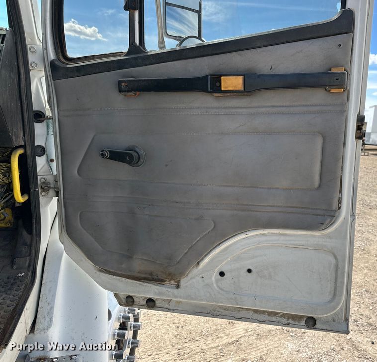 image for item IB9359 1999 Freightliner FL80 semi truck