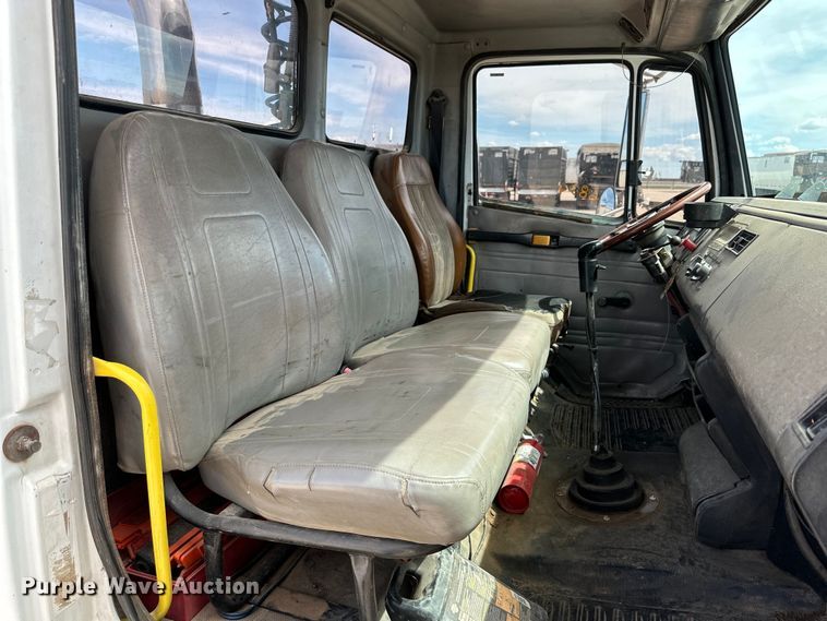 image for item IB9359 1999 Freightliner FL80 semi truck