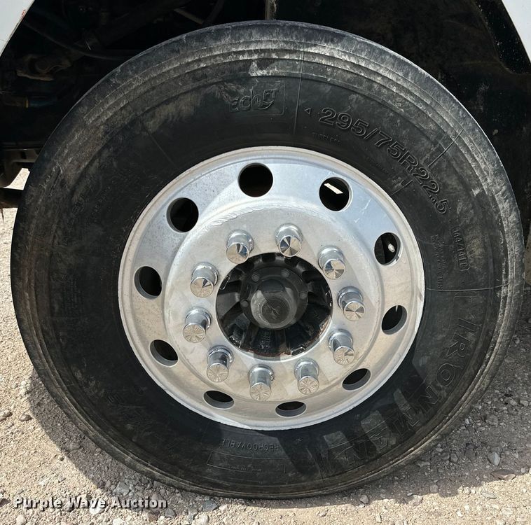 image for item IB9359 1999 Freightliner FL80 semi truck