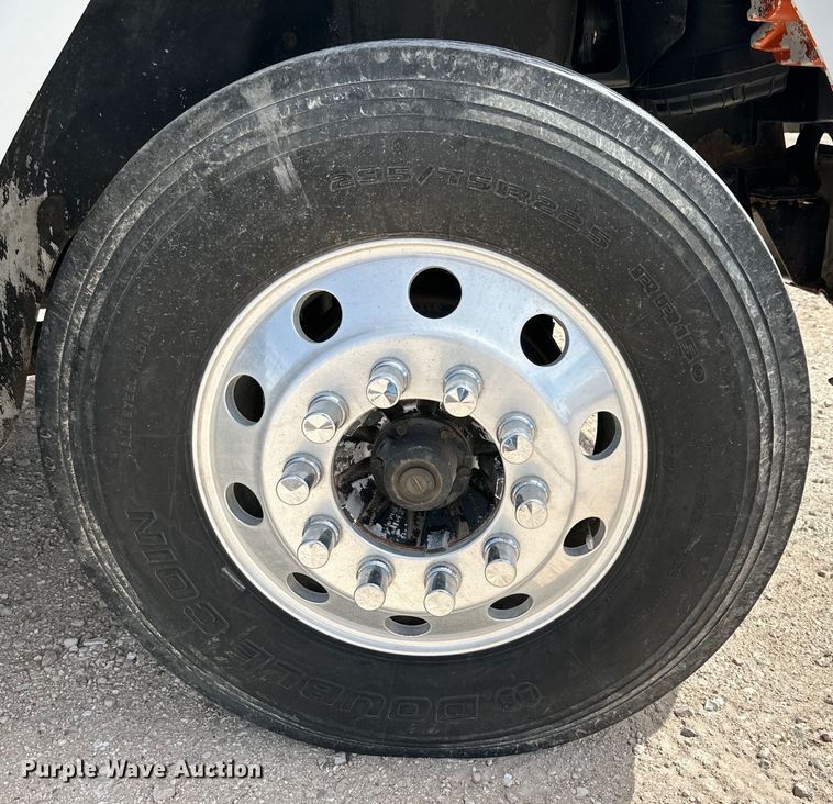 image for item IB9359 1999 Freightliner FL80 semi truck