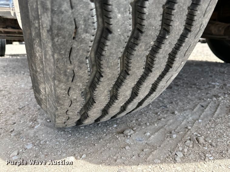 image for item IB9359 1999 Freightliner FL80 semi truck