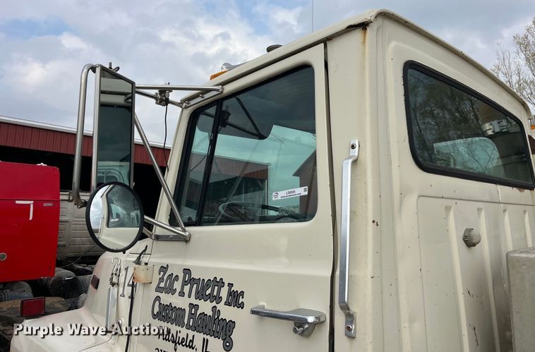 image for item LD9305 1990 Ford L9000 semi truck