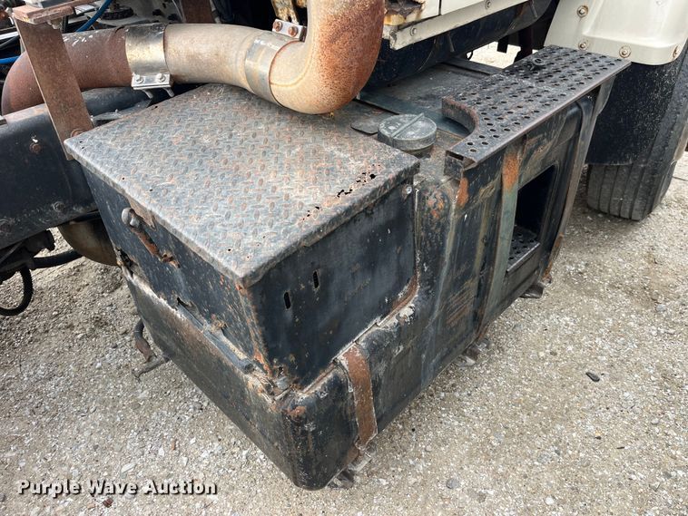 image for item LD9305 1990 Ford L9000 semi truck