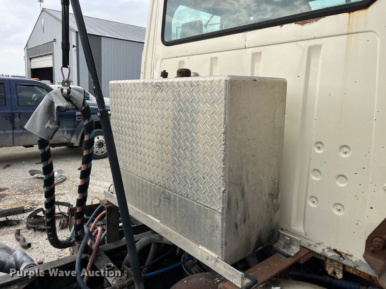 image for item LD9305 1990 Ford L9000 semi truck