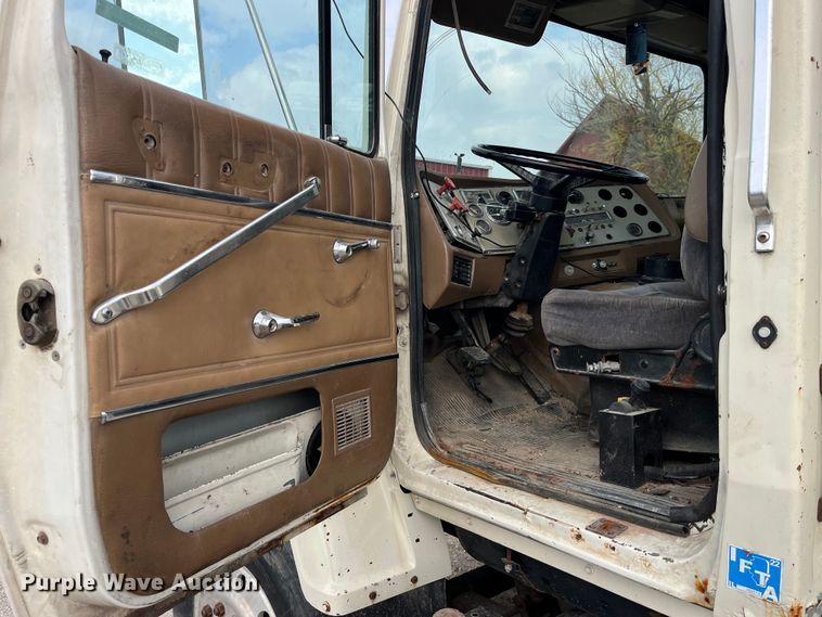 image for item LD9305 1990 Ford L9000 semi truck