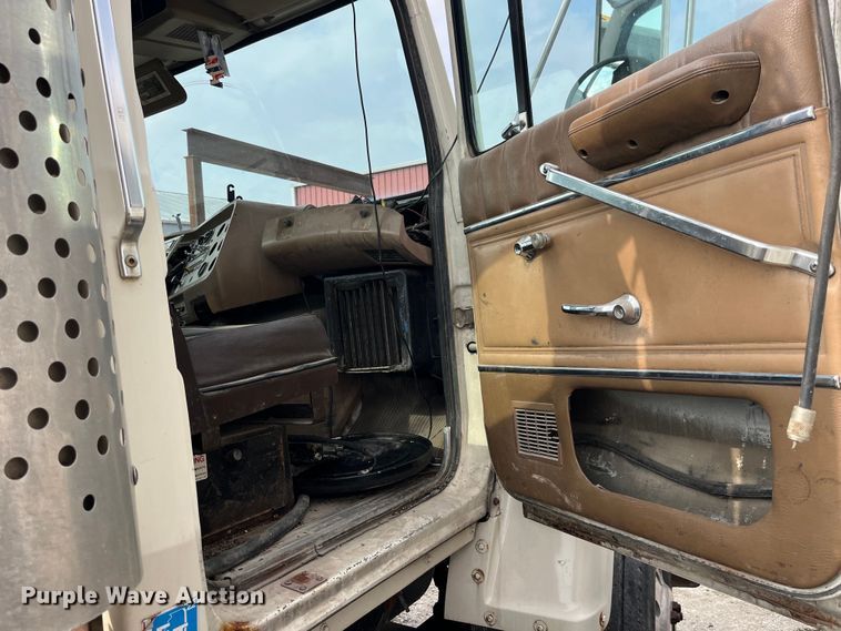 image for item LD9305 1990 Ford L9000 semi truck