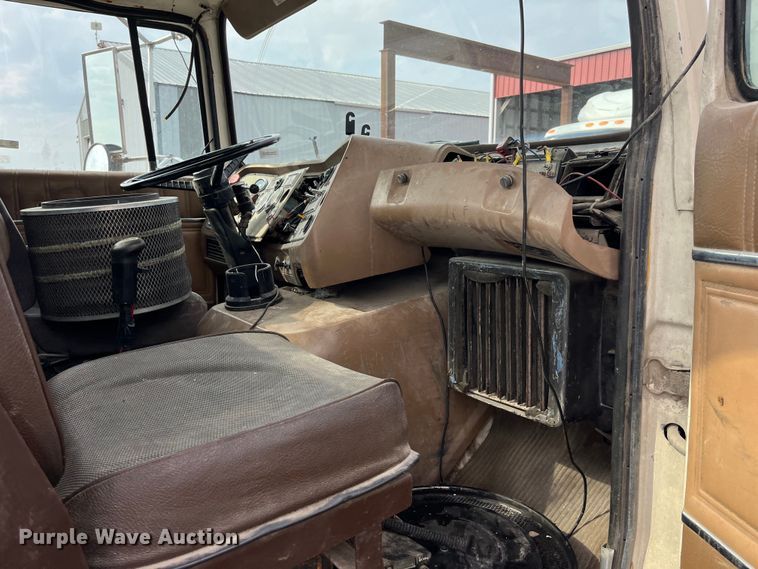 image for item LD9305 1990 Ford L9000 semi truck