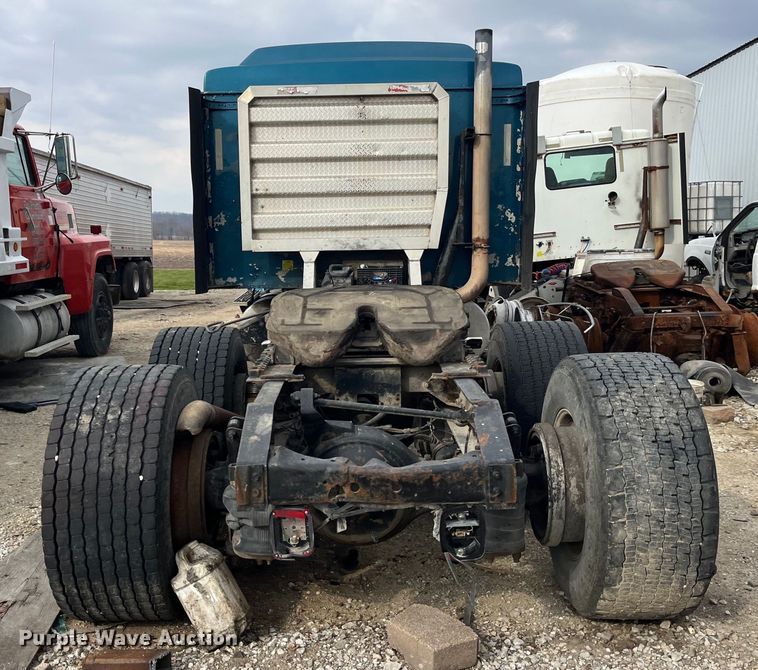 image for item LD9306 2005 International  9400i semi truck