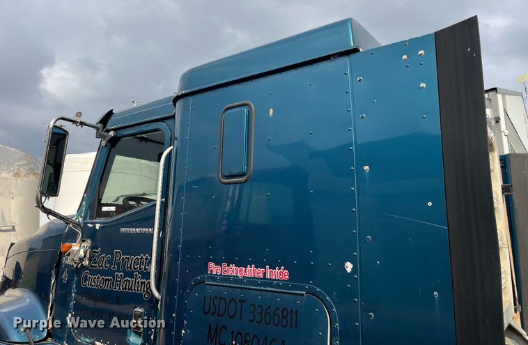 image for item LD9306 2005 International  9400i semi truck