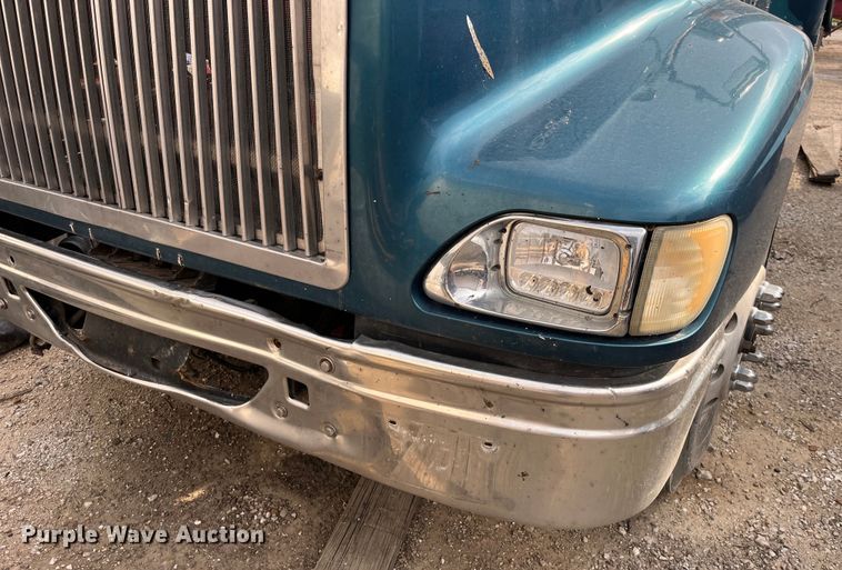 image for item LD9306 2005 International  9400i semi truck