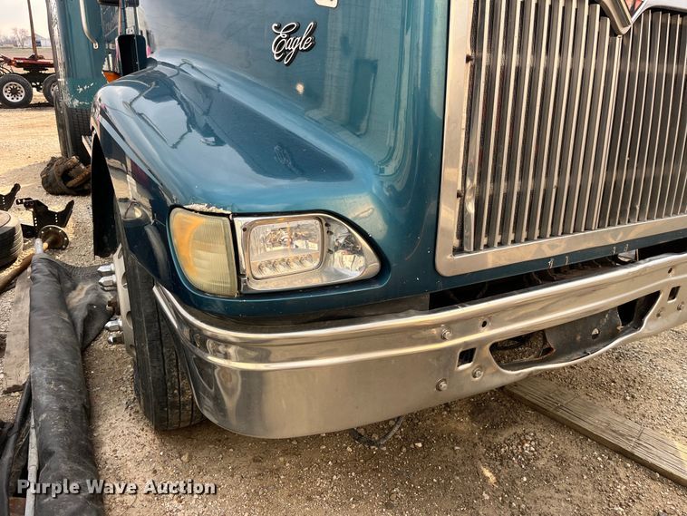 image for item LD9306 2005 International  9400i semi truck