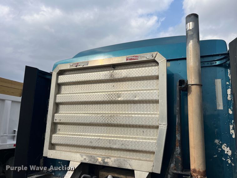 image for item LD9306 2005 International  9400i semi truck