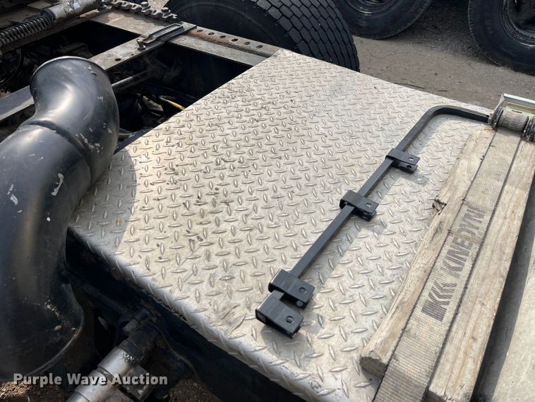 image for item LD9306 2005 International  9400i semi truck