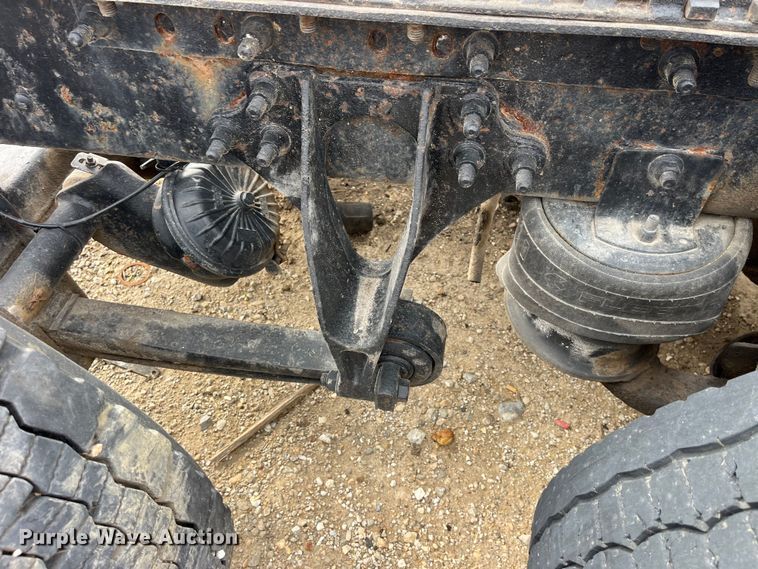 image for item LD9306 2005 International  9400i semi truck