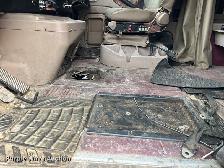 image for item LD9306 2005 International  9400i semi truck