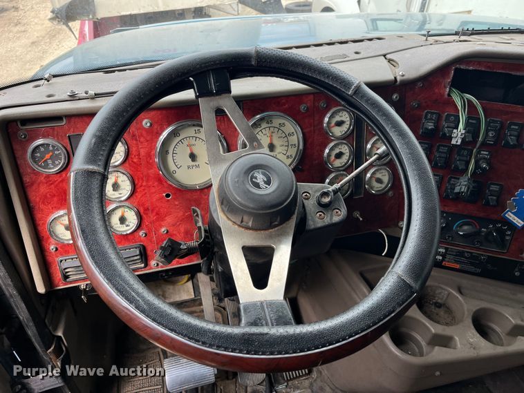 image for item LD9306 2005 International  9400i semi truck