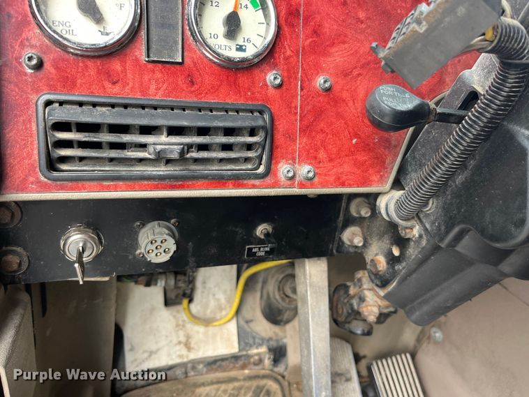 image for item LD9306 2005 International  9400i semi truck