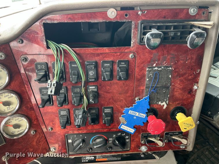 image for item LD9306 2005 International  9400i semi truck