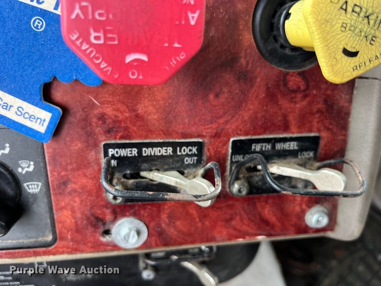 image for item LD9306 2005 International  9400i semi truck