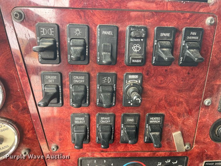 image for item LD9306 2005 International  9400i semi truck