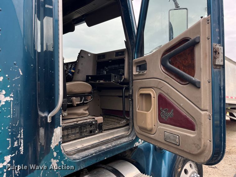 image for item LD9306 2005 International  9400i semi truck