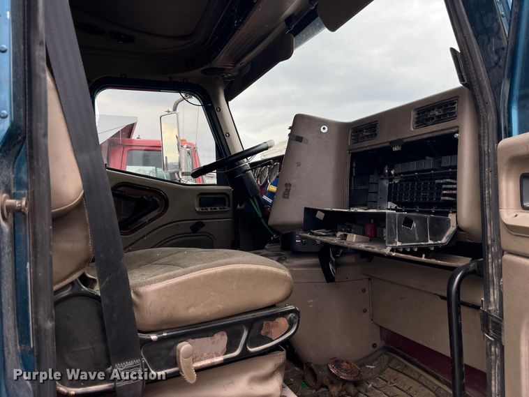 image for item LD9306 2005 International  9400i semi truck