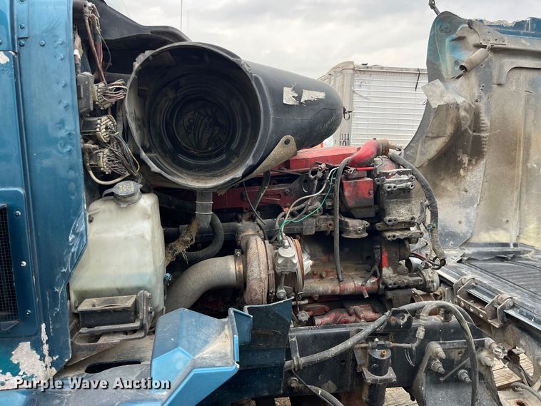 image for item LD9306 2005 International  9400i semi truck