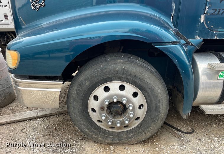 image for item LD9306 2005 International  9400i semi truck