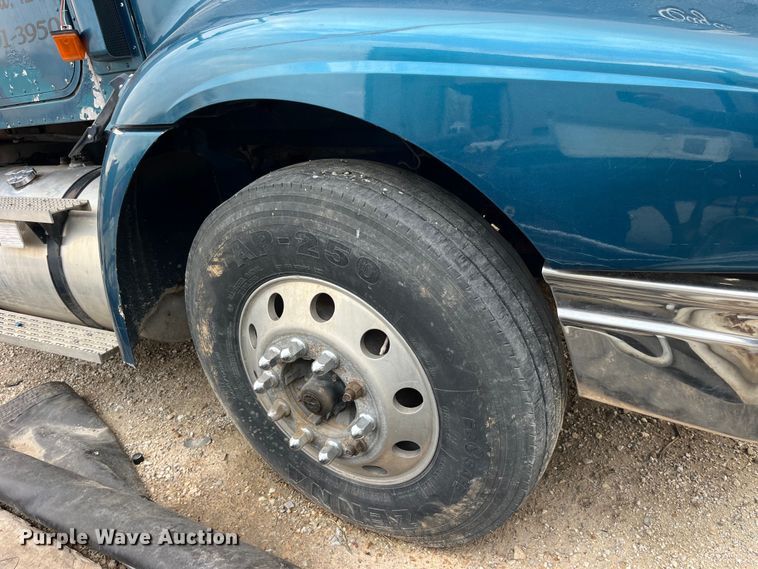 image for item LD9306 2005 International  9400i semi truck