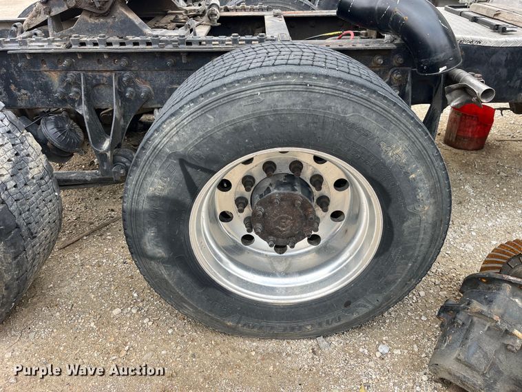 image for item LD9306 2005 International  9400i semi truck