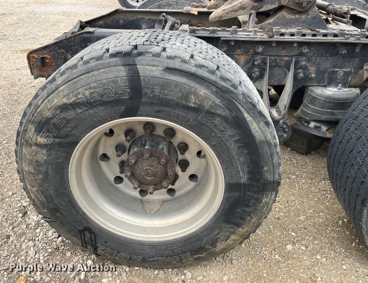 image for item LD9306 2005 International  9400i semi truck