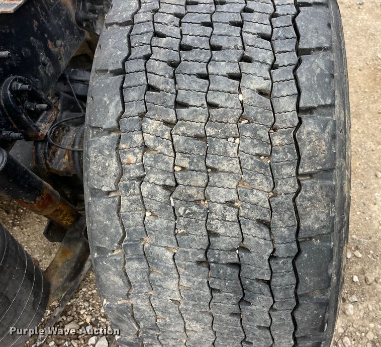 image for item LD9306 2005 International  9400i semi truck