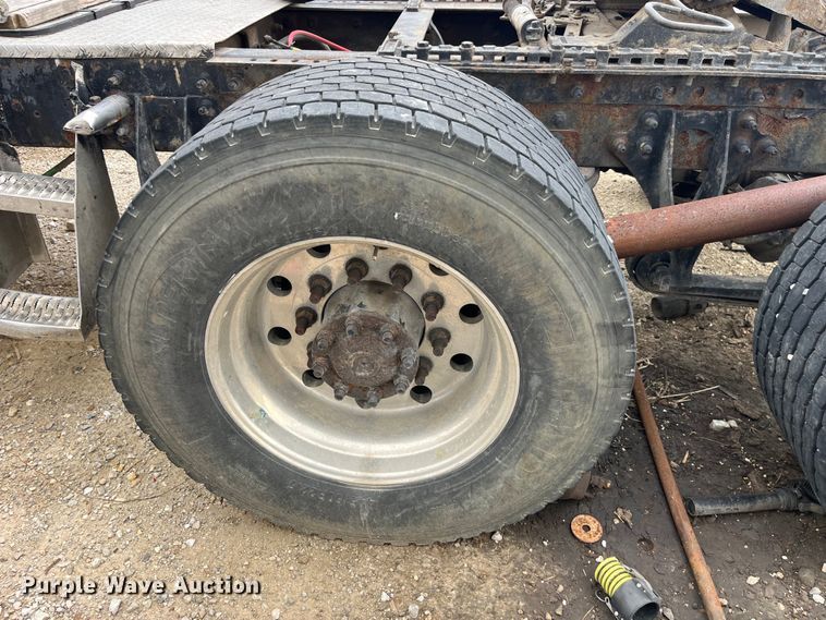 image for item LD9306 2005 International  9400i semi truck