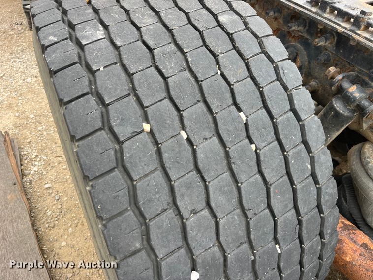 image for item LD9306 2005 International  9400i semi truck