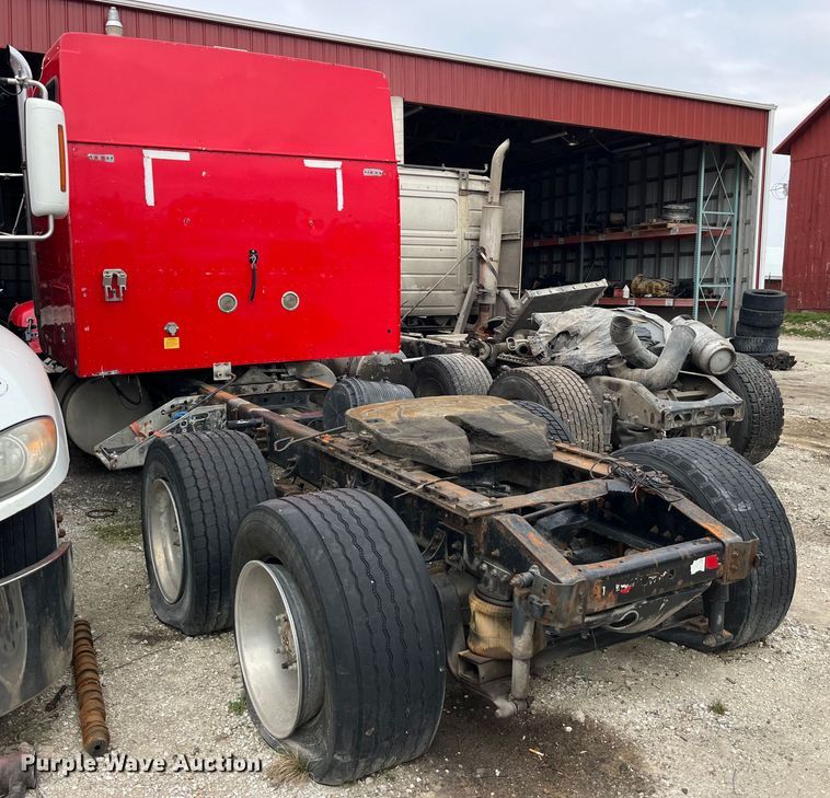 image for item LD9308 1998 International  9400 semi truck