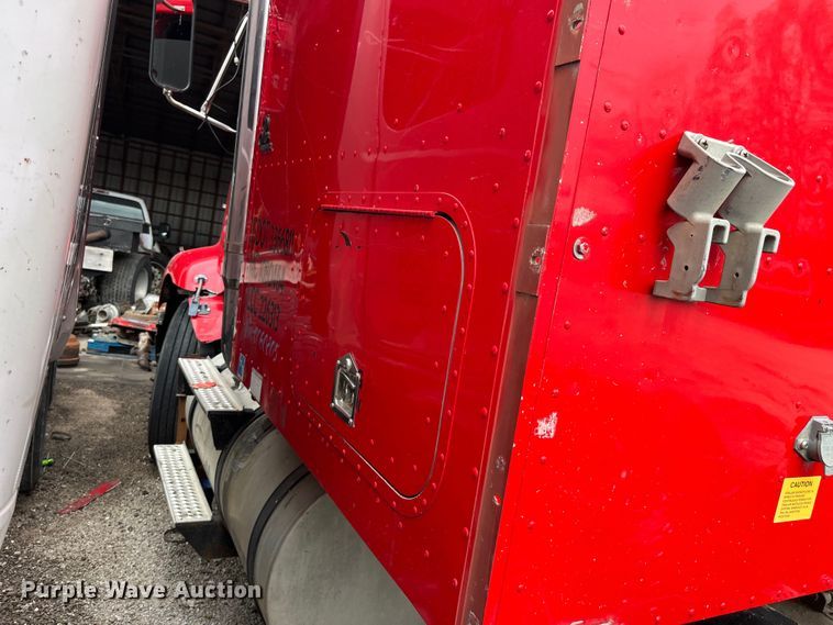 image for item LD9308 1998 International  9400 semi truck