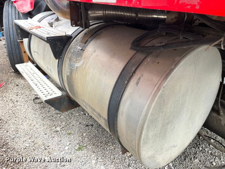 image for item LD9308 1998 International  9400 semi truck