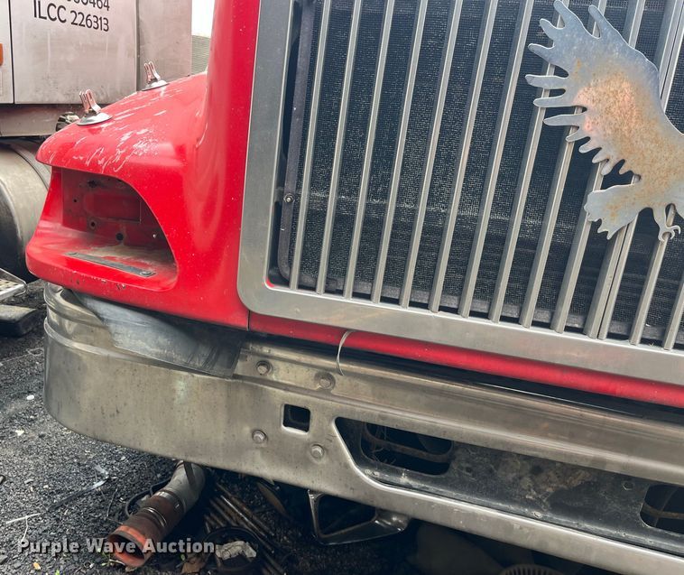 image for item LD9308 1998 International  9400 semi truck