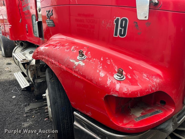 image for item LD9308 1998 International  9400 semi truck