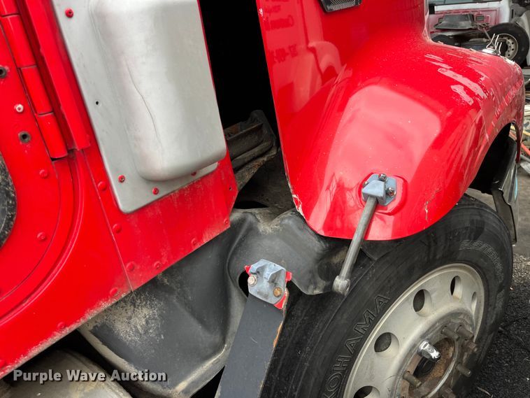 image for item LD9308 1998 International  9400 semi truck