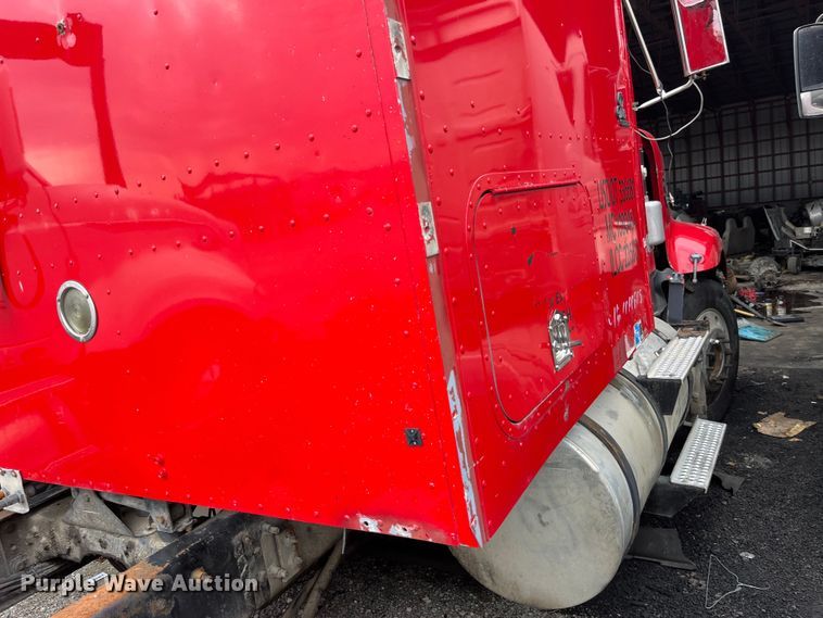 image for item LD9308 1998 International  9400 semi truck